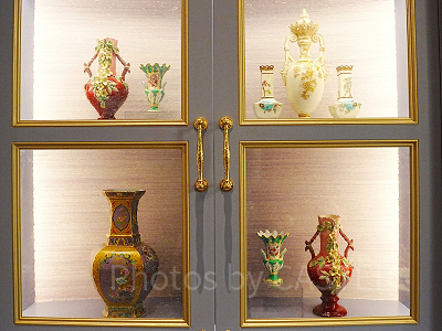 キャビネットに飾られた調度品