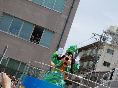 35周年の衣装をきたグーフィー