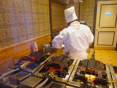 グレートアメリカン・ワッフルカンパニー：店内でミッキーワッフルを焼き上げる様子