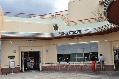 パークの外にあるゲストサービス（右側のブラインドがついている窓口)