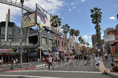 夏のUSJを楽しむゲストたち