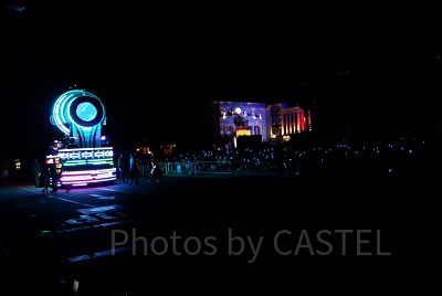 ペンライトを振ってナイトパレードを楽しむ有料鑑賞エリアのゲスト／USJ