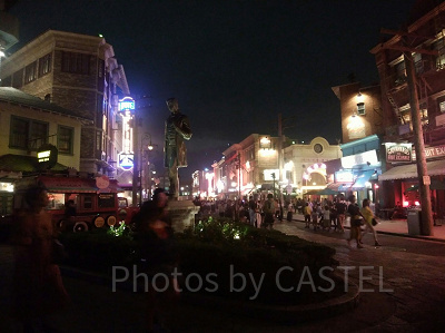 パンクロッカーゾンビの生演奏を観るため殺到するゲスト／USJ（2018年）