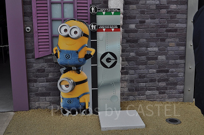 ミニオンパークのアトラクション前の身長計