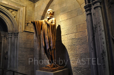 ホグワーツ城入り口の彫像