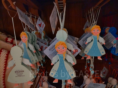 香港ディズニーアナ雪グッズ：エルサの木製人形