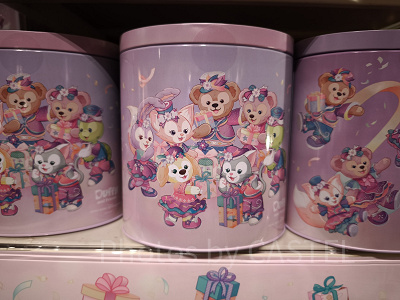 香港ディズニー20周年「ダッフィー＆フレンズ・グランドセレブレーショングッズ」：チョコクランチ缶