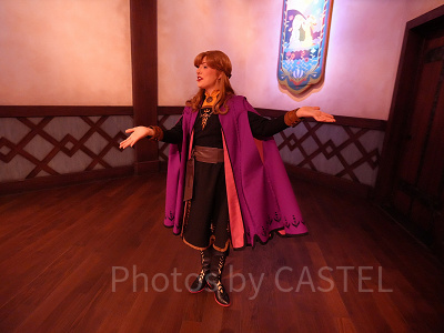 香港ディズニーのアナ雪エリア「ワールドオブフローズン」：公演前からアナがいきなり登場！