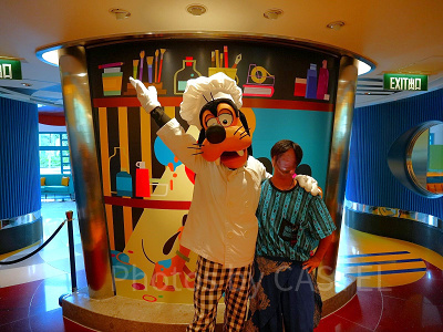 香港ディズニーのインクアンドプレート：グーフィーと2ショット！