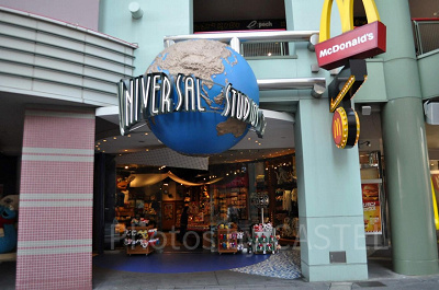 ホテル近鉄ユニバーサルシティにはUSJオフィシャルショップが併設されている（右はテナントのマクドナルド）