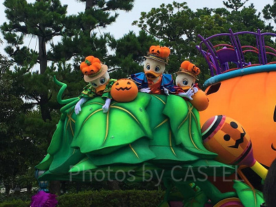 パレード中のヒューイ・デューイ・ルーイ