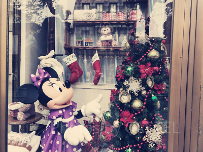 東京ディズニーシー　ビッグバンドビート近くのショップ前(2019年)