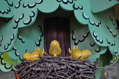 USJスヌーピーバックロットカフェの店内装飾