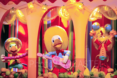 ホセ・キャリオカ（左）ドナルド（中央）パンチート（右） リニューアル後のイッツ・ア・スモールワールド