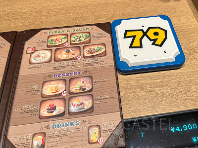 キノピオカフェのメニュー表とナンバープレート