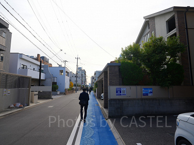 神戸須磨シーワールドアクセス：住宅街を5分～8分ほど歩きます。