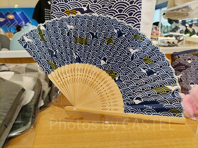 神戸須磨シーワールドのお土産・グッズ：和柄シャチポリエステル扇子