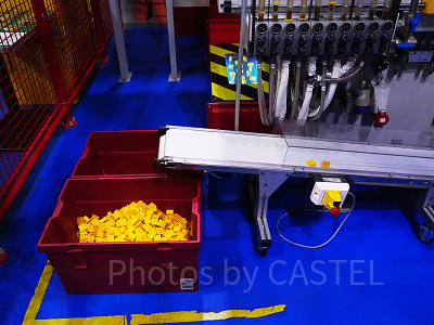 成形マシンから出てきたレゴ ブロック