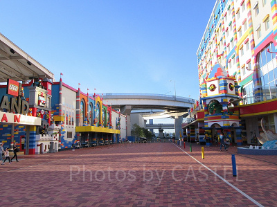 左側がレゴランド、右側がホテル