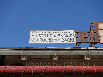 リバティ・ランディング・ダイナーの屋根上の看板