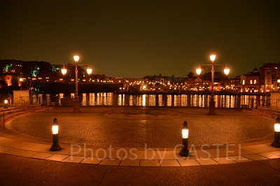 ナイトショー終演後のリドアイル（TDS・夜・手持ち撮影） 設定：16㎜ SS1/10 F3.5 ISO640