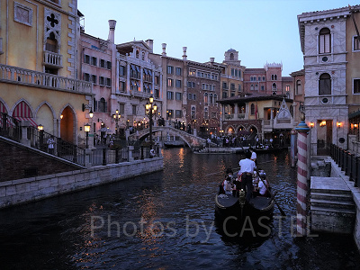 日没とともにライトアップが始まり、運河周辺は昼とは違った雰囲気に