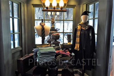 USJハリーポッターエリアでは魔法学校の生徒の制服が販売されている