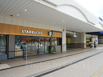 舞浜駅には改札内と出口すぐのところにコンビニがある