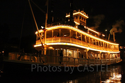 ライトアップされたマークトウェイン号