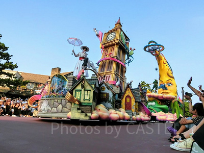 メリー・ポピンズのフロートとピーターパンのフロート