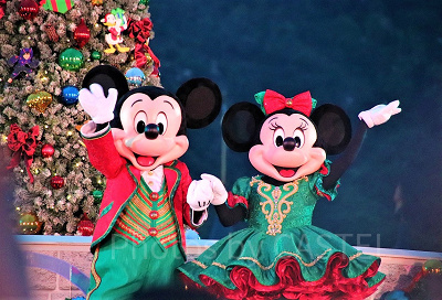 クリスマスの衣装を着たミッキーとミニー