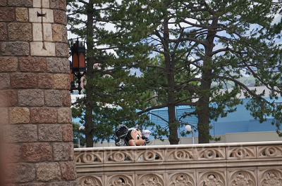 「投げキッスみんなに届いたかな？」と確認しているミッキー