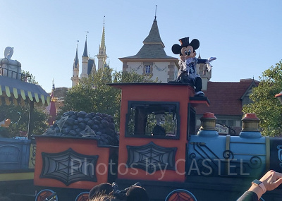 2021年秋に開催された「ミッキー&フレンズのグリーティングパレード」