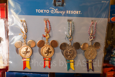 ミッキーフレンズ勲章風ストラップ