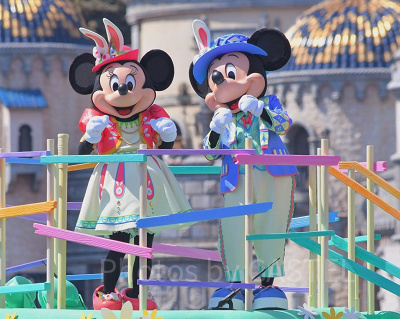 ディズニー・イースターのコスチュームを着たミッキーミニー