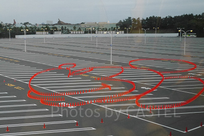 空いている駐車場で作られていたミッキーマウス。