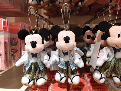 ディズニーお正月グッズ：ミッキーぬいぐるみバッジ