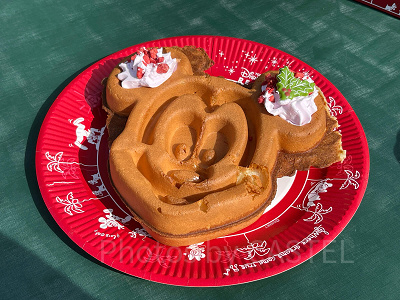 ミッキーワッフル、ストロベリーホイップとメイプルソース付き