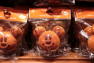 ペロッと出した舌がキュートなミッキーのキーチェーン