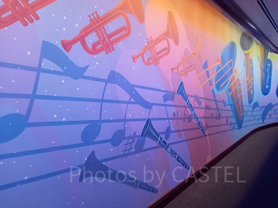 ミッキーのフィルハーマジックの壁に広がる楽譜♪