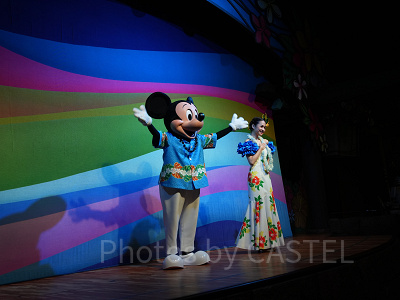 ミッキーのレインボールアウ：ミッキーたちの掛け声で食事をお届け