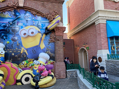 ミニオンパークのトイレの入口