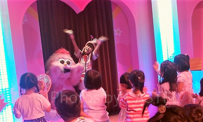 モッピーとDJラッキーはステージから退場