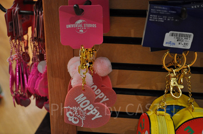 モッピーのハートとポンポンのキーチェーン