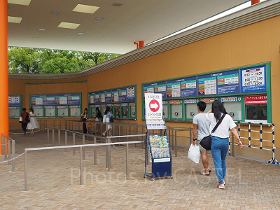 長島スパーランドのチケット売り場。ハイシーズンではここに長蛇の列ができます……！