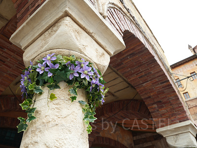 ガッレリーア・ディズニー前の柱にランのデコレーション