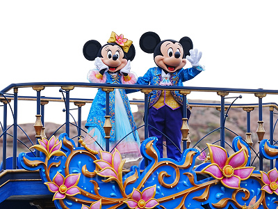 ファンタジースプリングスをイメージしたコスチュームを着たミッキーとミニー