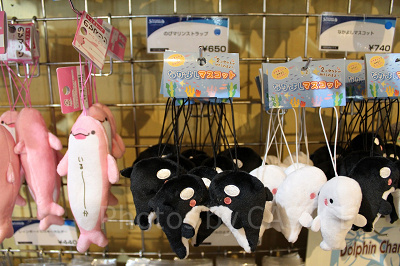 2頭のシャチがキスしているペアストラップ：650円