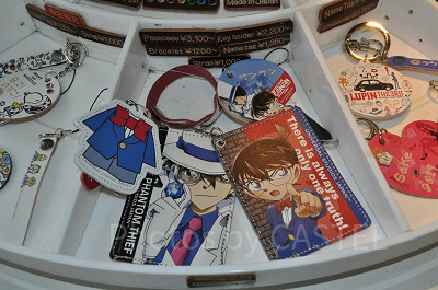 パスケース（手前）、キーホルダー（左）、ブレスレット（左上）、ネームタグ（右上）