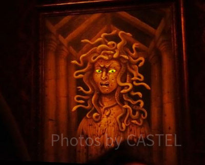 廊下の絵の目に注目！